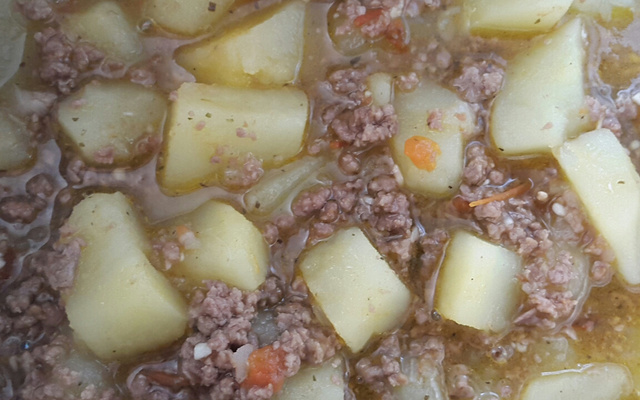 Carne moída com batata rápida e saborosa