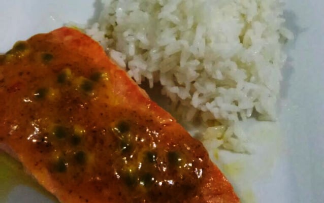 Salmão com molho de maracujá