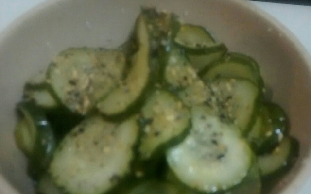 Salada de pepino com gergelim