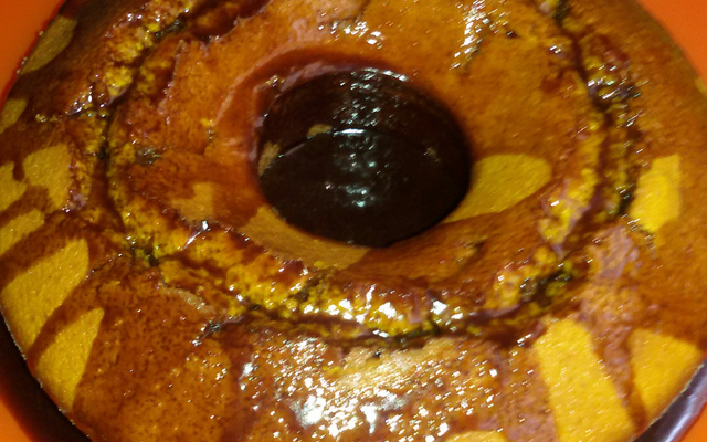 Bolo de cenoura com calda de chocolate que derrete na boca
