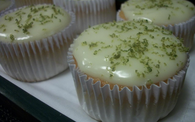Bolinho de limão com cobertura de leite condensado