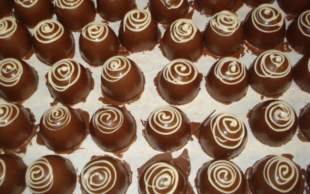 Trufa de chocolate com recheio de doce de coco