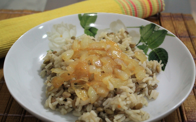 Mjadra - arroz com lentilha à moda síria