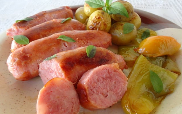 Linguiça ao forno com batatas