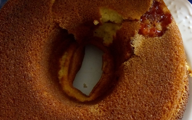 Bolo de fubá com goiabada