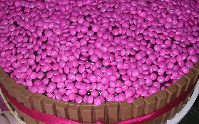 Bolo de aniversário com kit kat