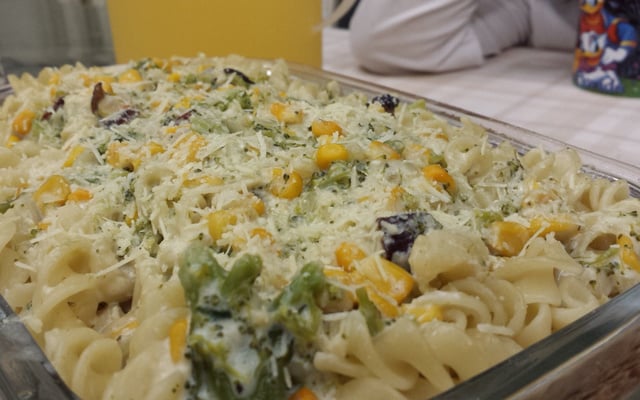 Macarrão com brócolis e molho branco