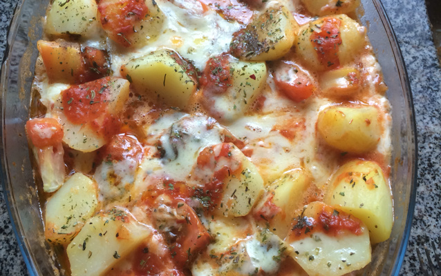 Linguiça de forno com batatas e queijo