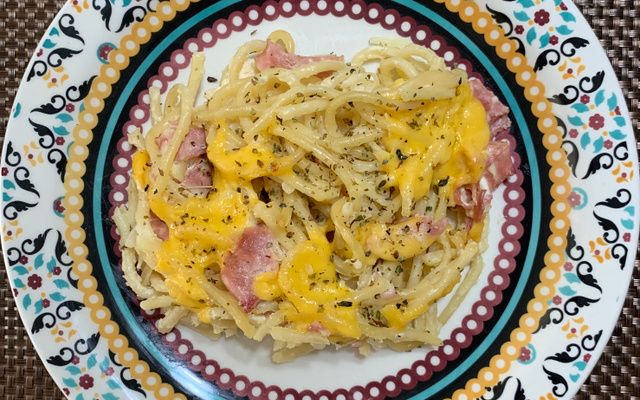 Macarrão com queijo e presunto