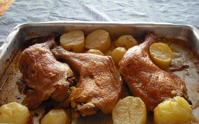 Frango assado no limão com batatas