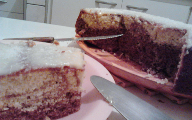 Bolo mesclado com cobertura de beijinho