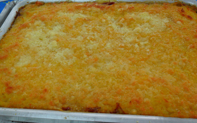 Escondidinho de carne seca com batata e catupiri