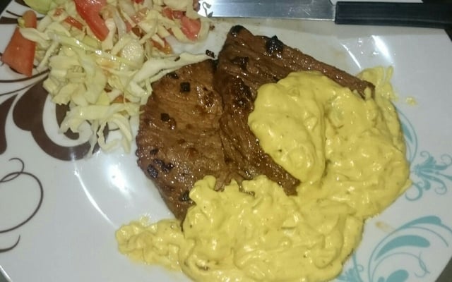 Bife ao molho de mostarda