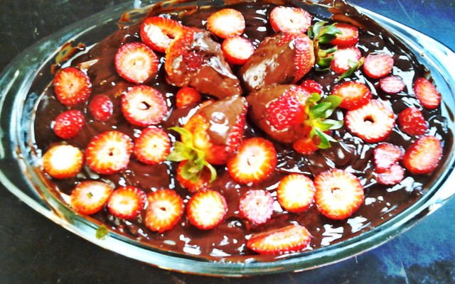 Doce de chocolate com morango