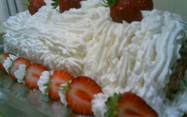 Rocambole de morango com chantilly