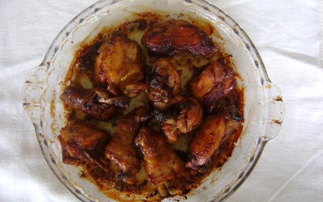 Coxas e sobrecoxas assadas no micro-ondas