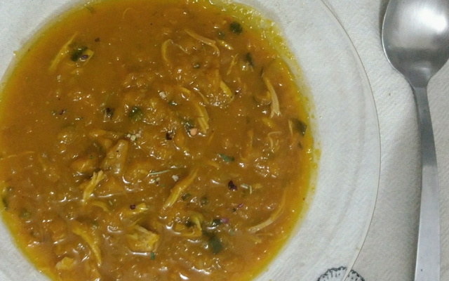 Caldo de abóbora e frango
