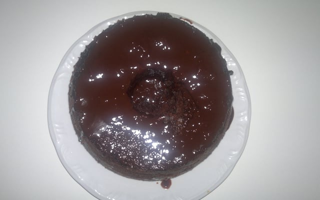 Bolo de chocolate com calda quente