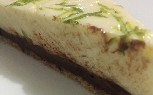 Torta trufada com mousse de limão