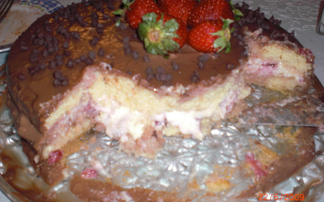 Bolo de morango com gotas de chocolate maravilhoso