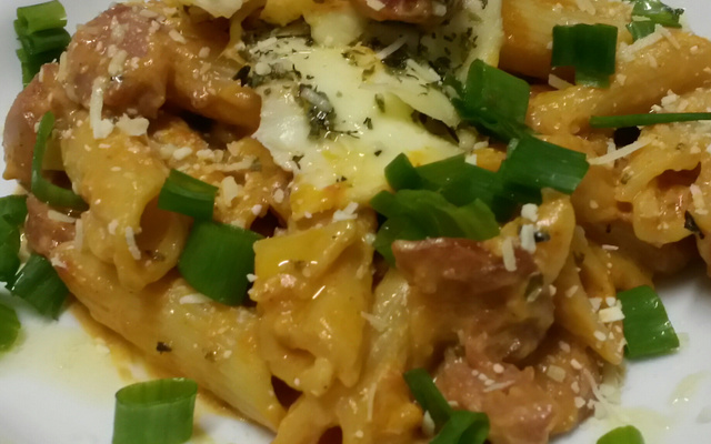 Penne com tirinhas de calabresa defumada ao molho branco e vermelho