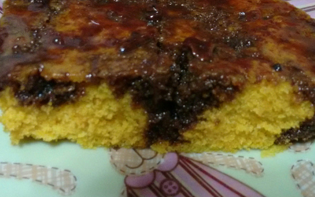 Bolo de cenoura com calda de chocolate de microondas