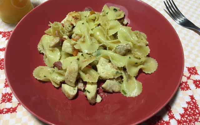 Macarrão alho e óleo com frango