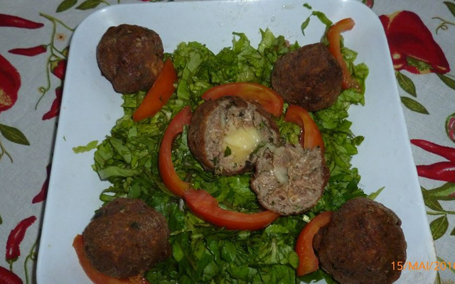 Bolinhas recheadas com queijo