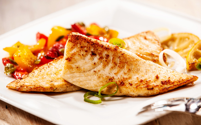 Filé de tilápia assada com legumes