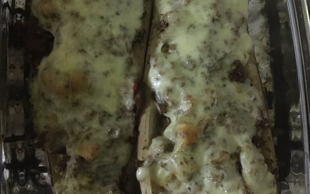 Beringela recheada com carne moída e molho bechamel