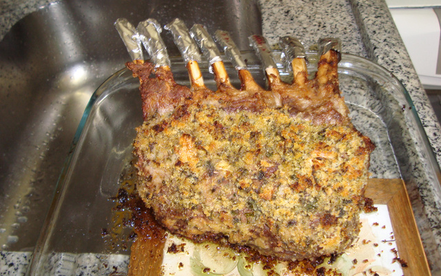 Carré de cordeiro em crosta de ervas