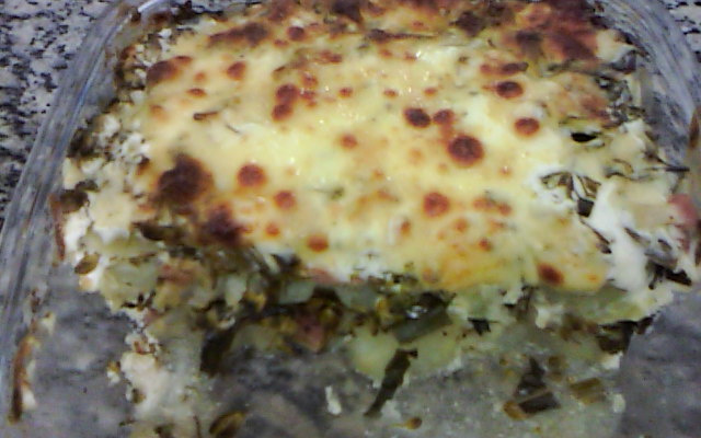 Brócolis com batata e pernil suíno gratinado