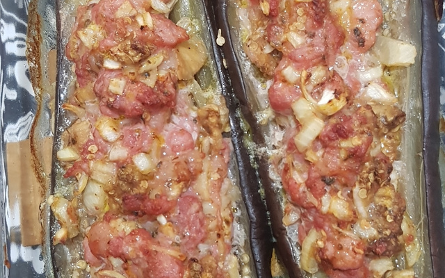 Berinjela recheada com linguiça coberta com queijo