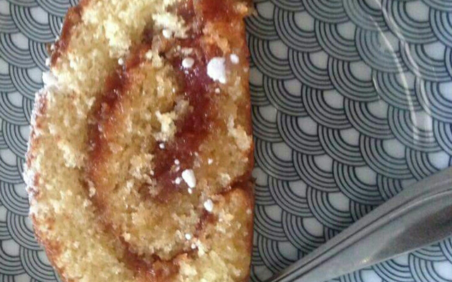 Rocambole com coco e geléia de goiaba