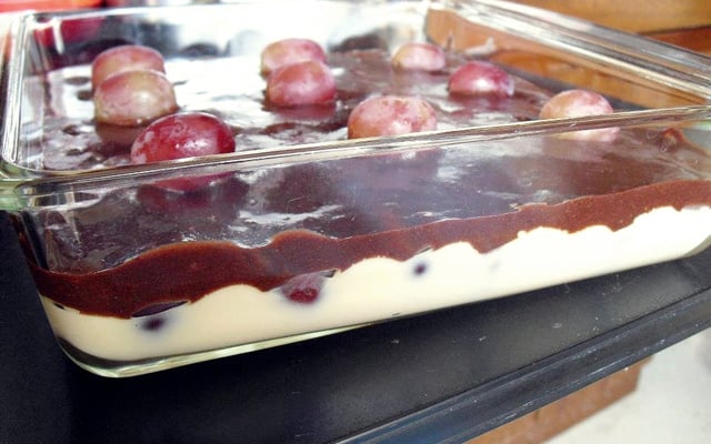 Bombom de uva na travessa