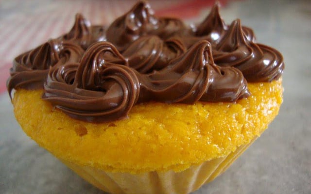 Bolinhos de cenoura com cobertura de ganache de chocolate