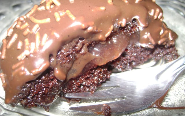 Bolo de chocolate recheado aerado e super molhadinho