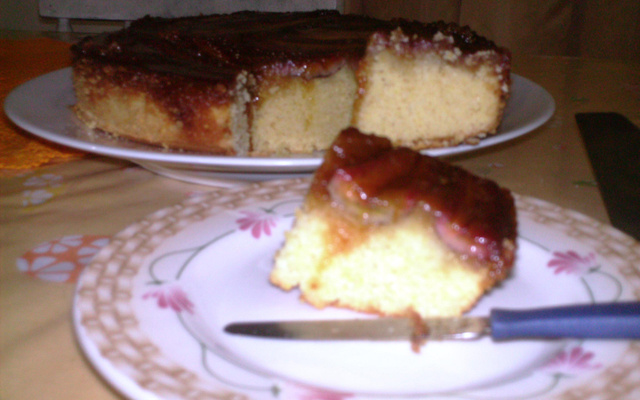 Bolo de banana caramelada e massa de polentina