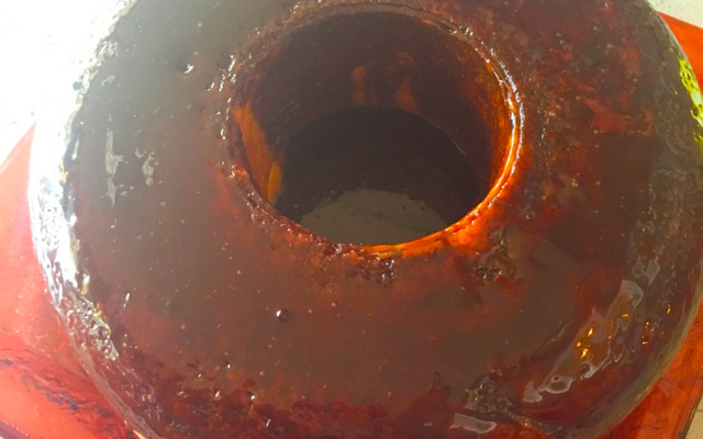 Bolo de cenoura com calda de chocolate