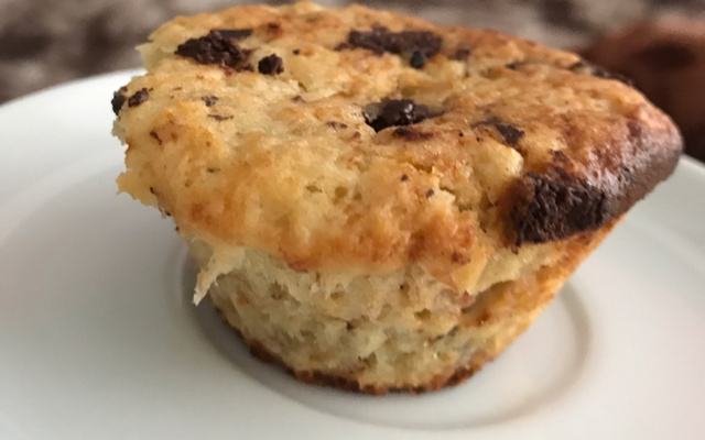 Muffin de banana com gotas de chocolate