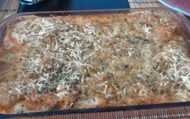 Lasanha com massa de pastel ao molho de ervas