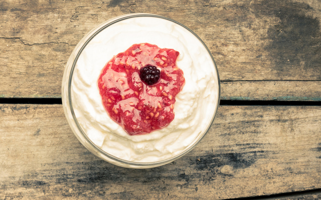 Sorvete de queijo com calda de goiabada