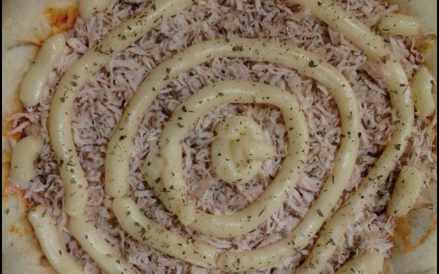 Pizza com borda recheada