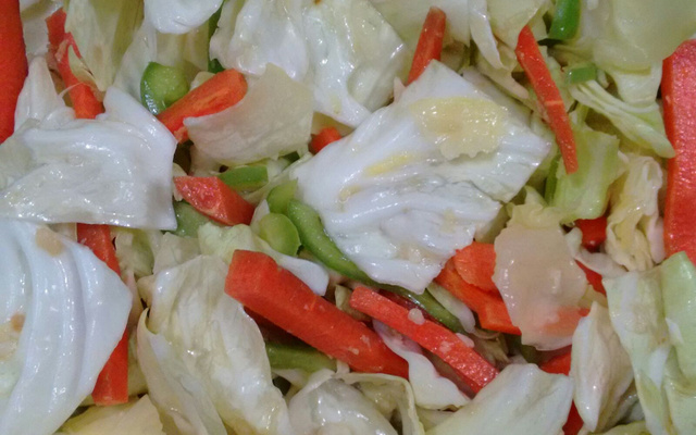 Salada japonesa de repolho, cenoura e pimentão