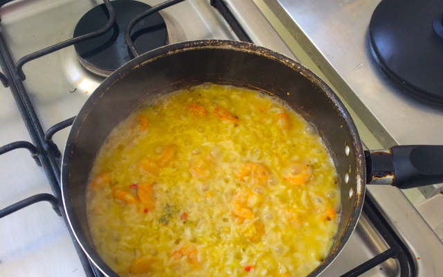 Arroz com camarão e leite de coco