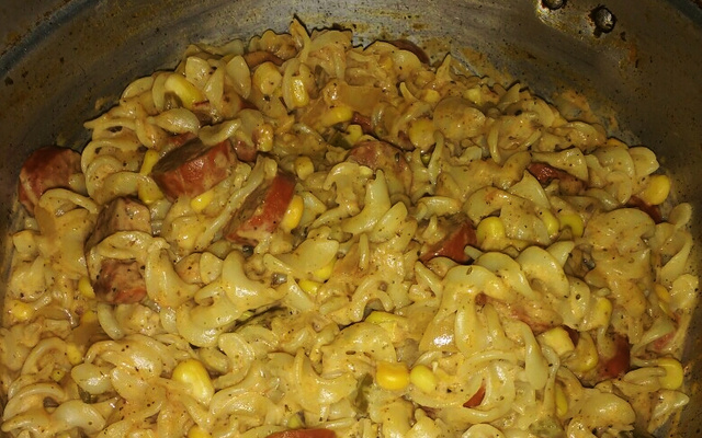 Macarrão com salsicha e creme de leite
