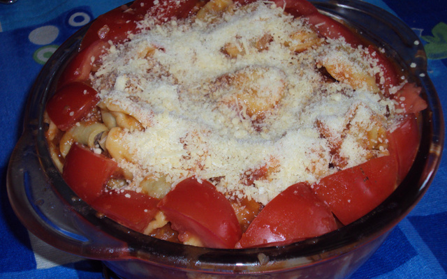 Macarrão Capeletti ao molho de tomate.