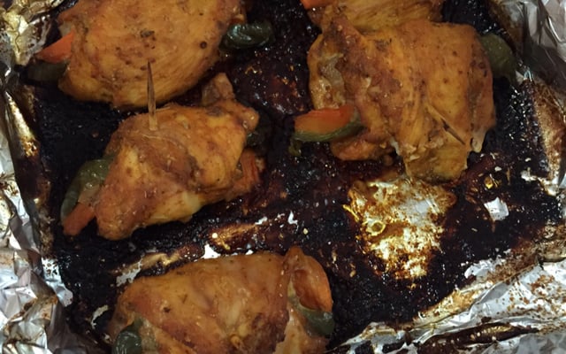 Filé de frango a rolê com cenoura, bacon e pimentão amarelo