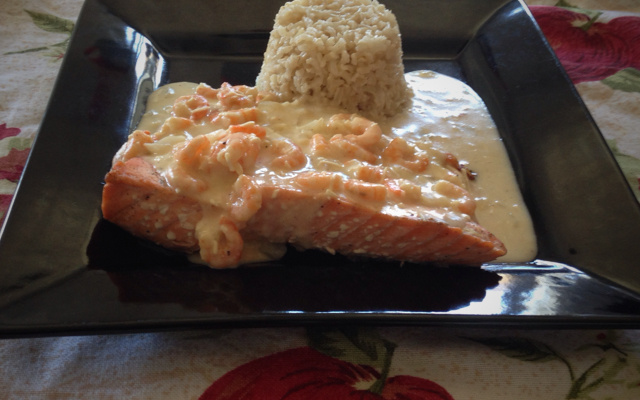 Salmão ao molho branco de camarão