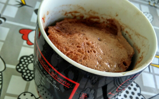 Bolo sem fermento e farinha na canecas